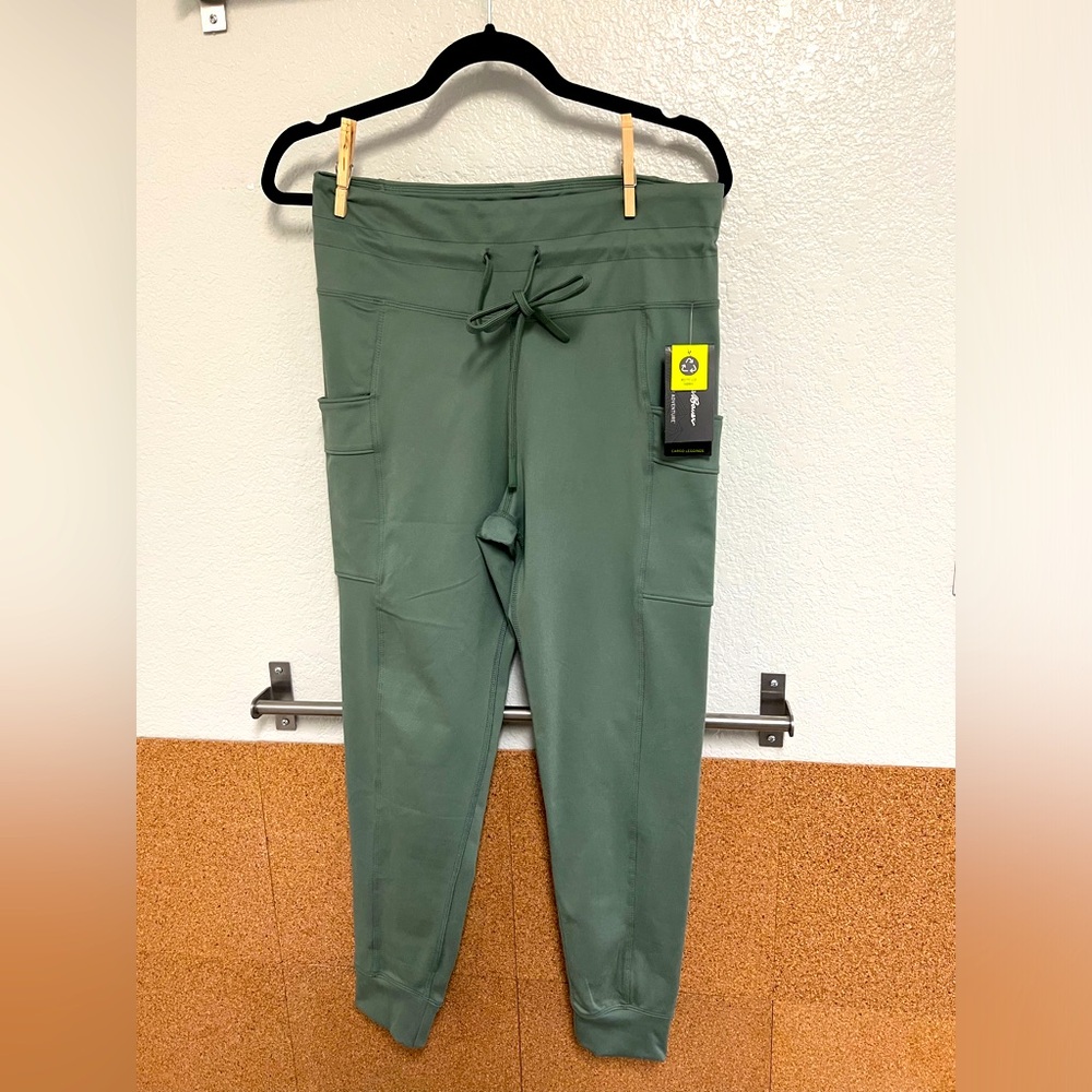 Brand new with tags Eddie Bauer cargo leggings in size XL.